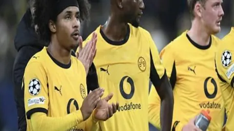 陈梦漫步街头，美景如画令人沉醉